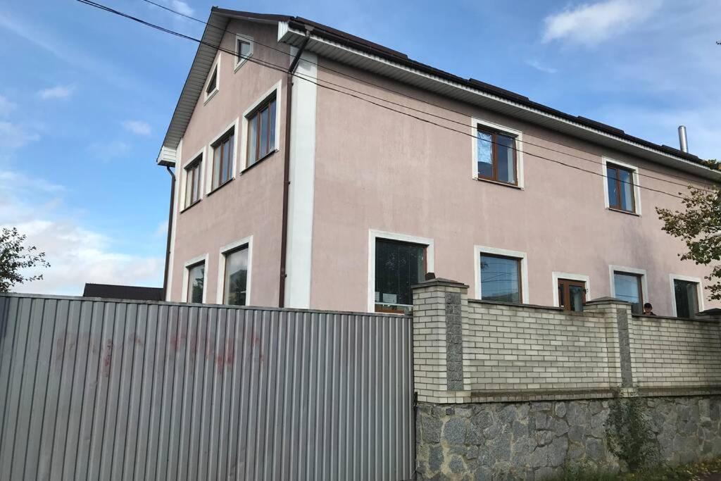 Зручне Помешкання В Центрі Міста Саме Для Вас. Berdychiv מראה חיצוני תמונה